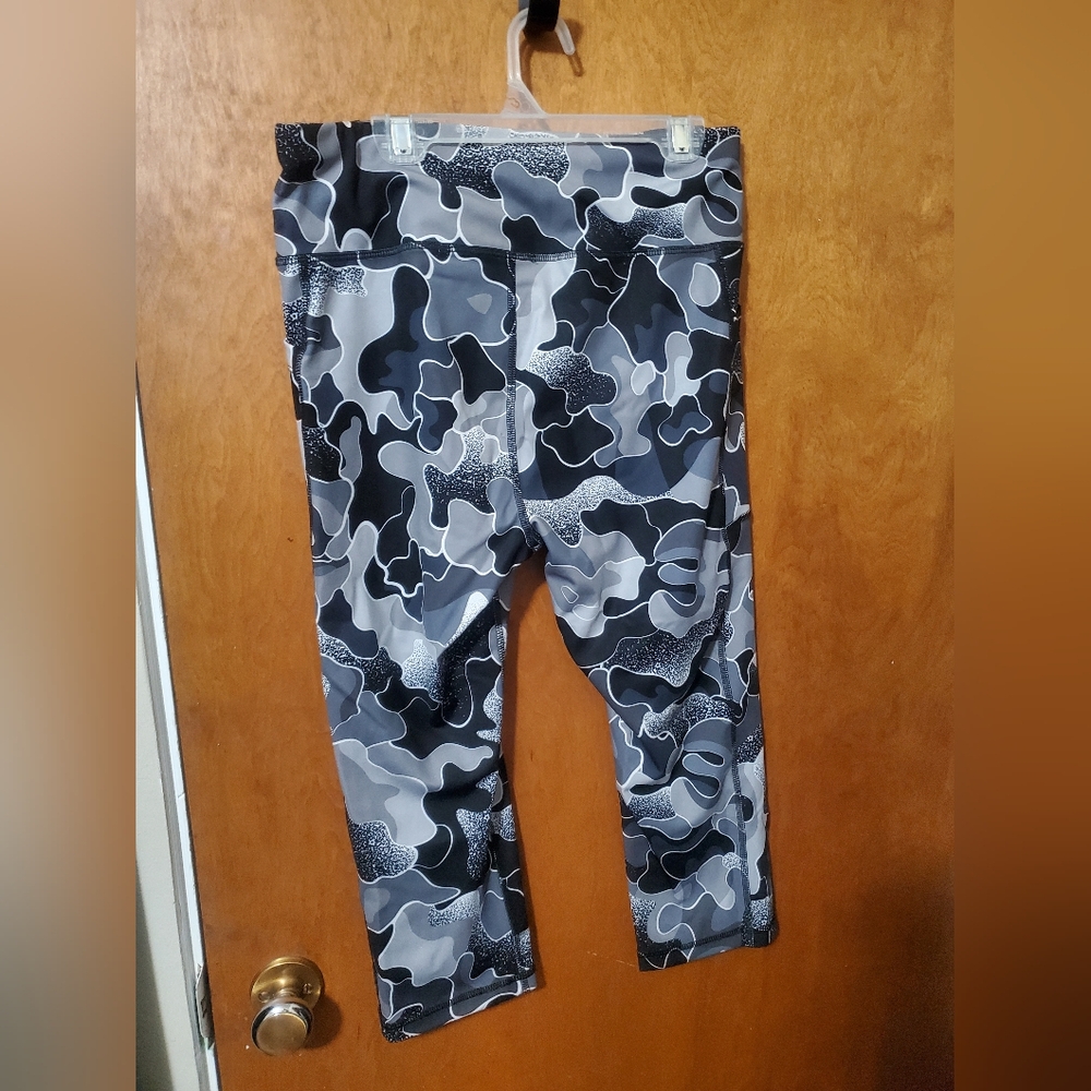 Womens Avia Capri Camouflage Leggings - Gray. Size L. - Picture 2 of 4
